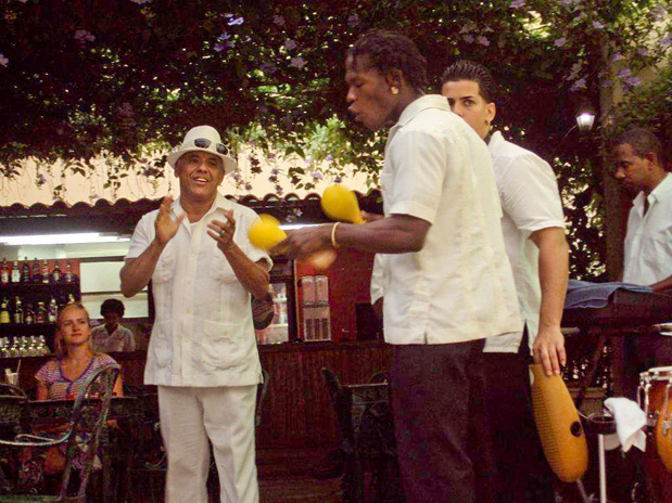 CUBA_street_musicians_performing.jpg