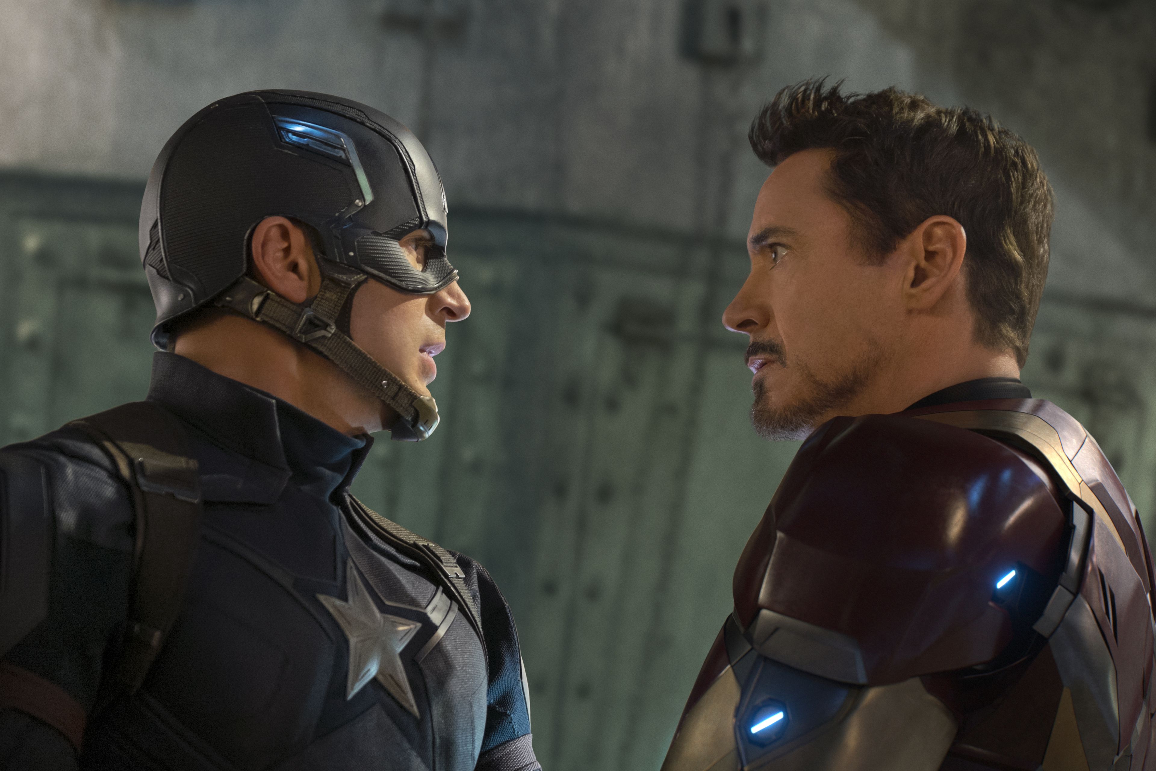 Captain America: Civil War..L to R: Captain America/Steve Rogers (Chris Evans) and Iron Man/Tony Stark (Robert Downey Jr.) ..Ph: Zade Rosenthal ..©Marvel 2016