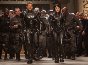 Pacific-Rim-Movie-Hunnam-and-Kikuchi-700x523.jpg