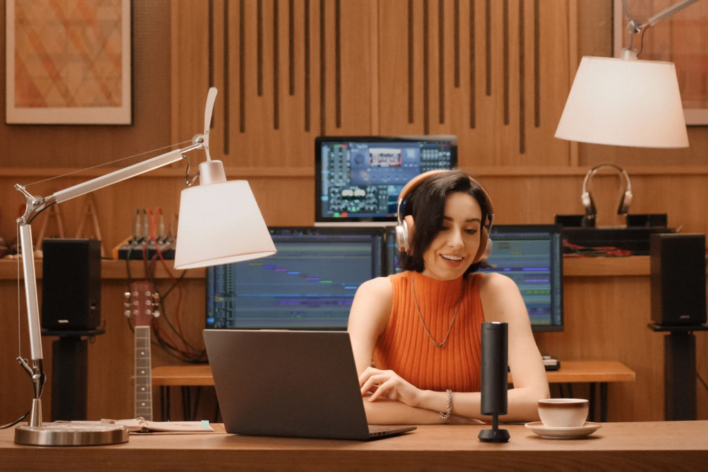 Insta360 Wave: speakerphone with AI recording suite