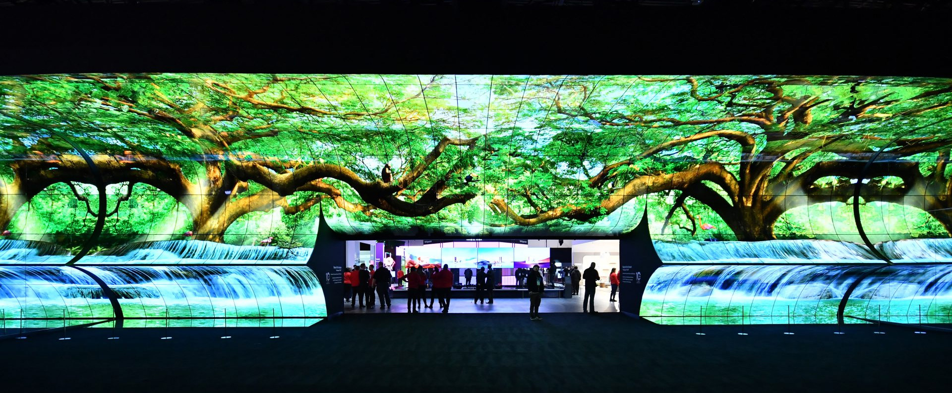 LG OLED Horizon: a 6 meters high and 25 meters wide screen