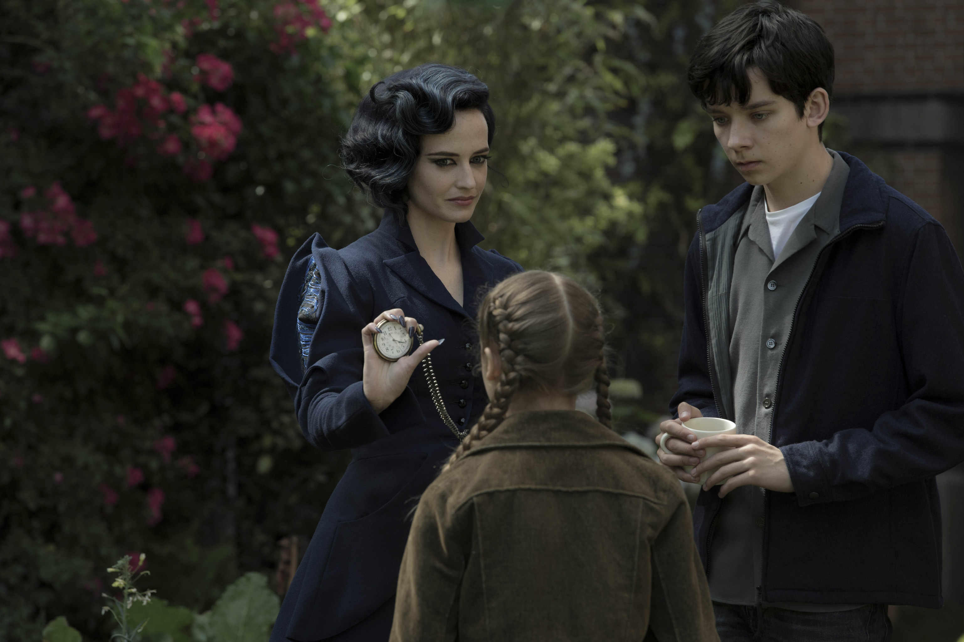 DF-15506 - Miss Peregrine (Eva Green) demonstrates one of her many time-bending talents to Jake (Asa Butterfield) and Fiona (Georgia Pemberton). Photo Credit: Jay Maidment.