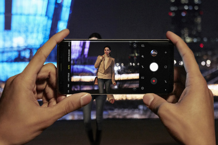 Samsung Galaxy S9: a smartphone or the camera reimagined?
