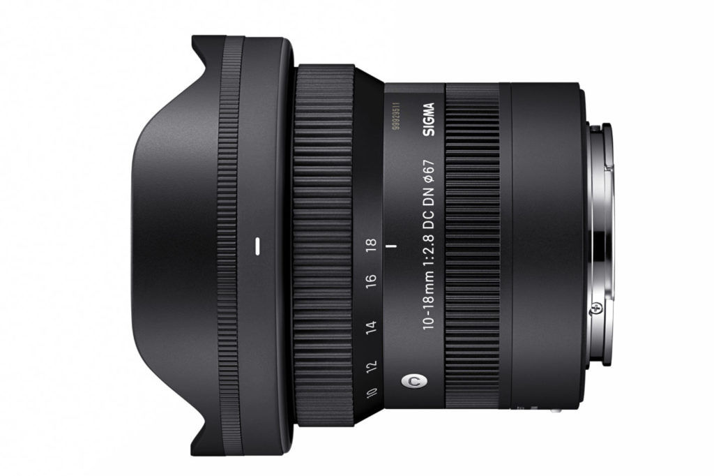 SIGMA shows the world's smallest and lightest F2.8 zoom lens for APS-C