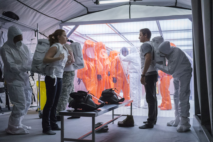 (L-R) Amy Adams as Louise Banks and Jeremy Renner as Ian Donnelly in ARRIVAL by Paramount Pictures