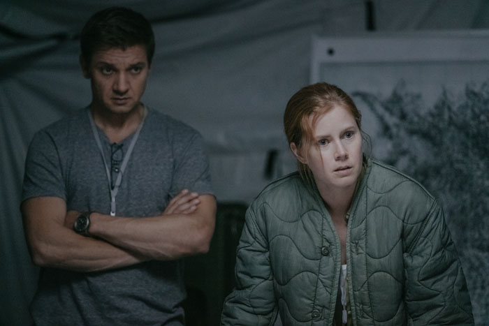 (L-R) Jeremy Renner as Ian Donnelly and Amy Adams as Louise Banks in ARRIVAL by Paramount Pictures