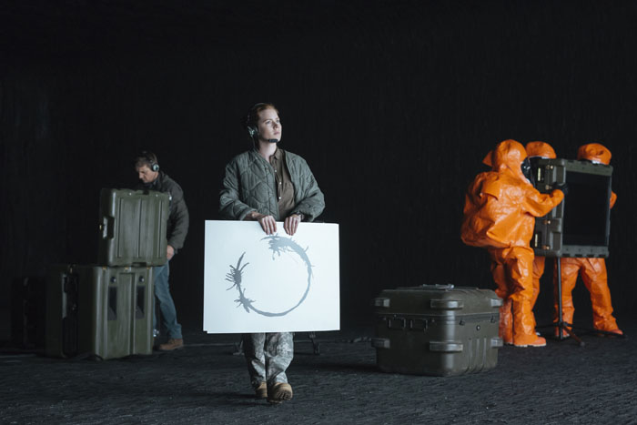 (L-R) Jeremy Renner as Ian Donnelly and Amy Adams as Louise Banks in the film ARRIVAL by Paramount Pictures