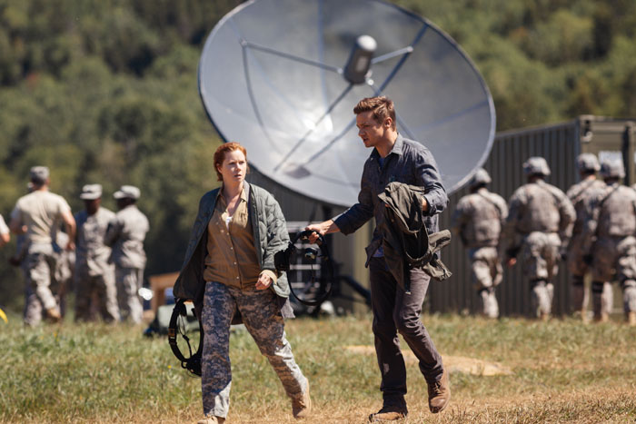 (L-R) Amy Adams as Louise Banks and Jeremy Renner as Ian Donnelly in ARRIVAL by Paramount Pictures